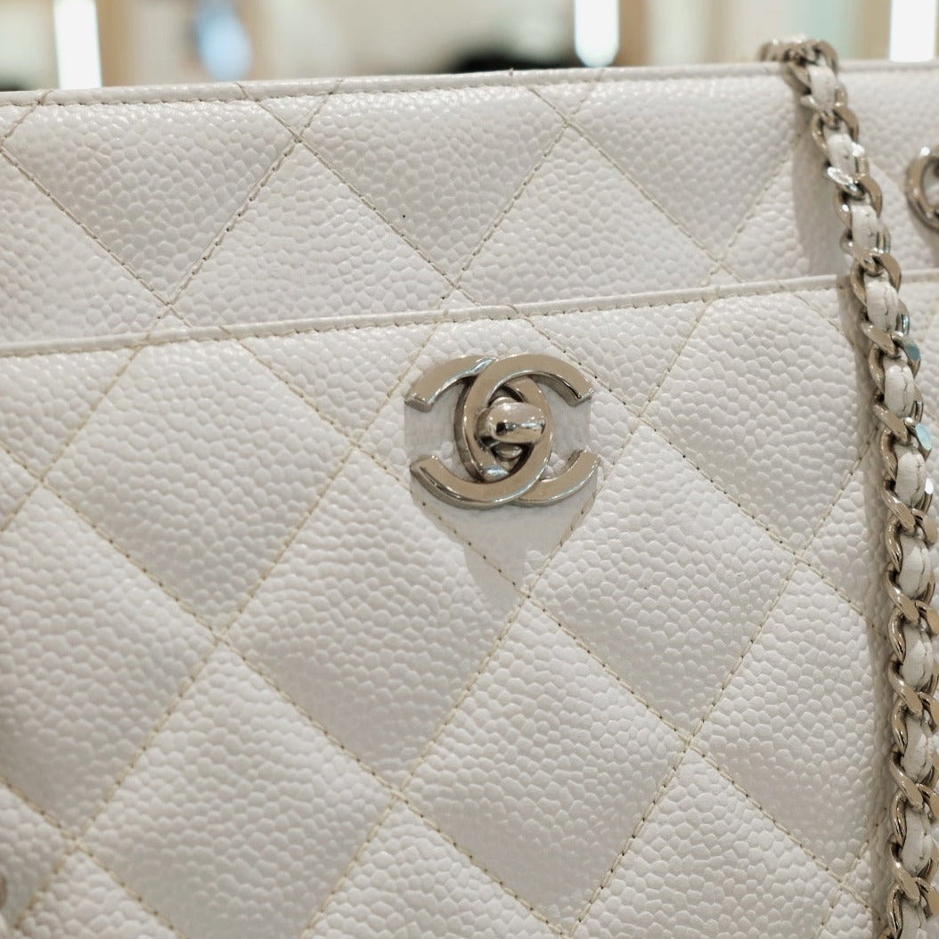 Chanel vintage caviar chain bag
