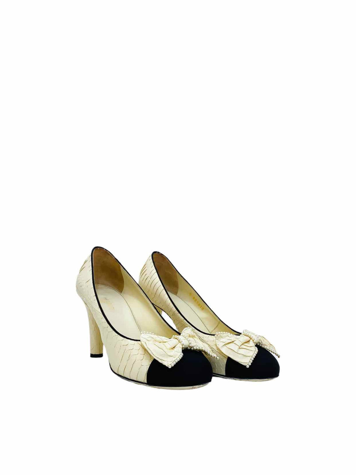 CHANEL Bow Cream w/ Black Size EU 38.5 Pumps