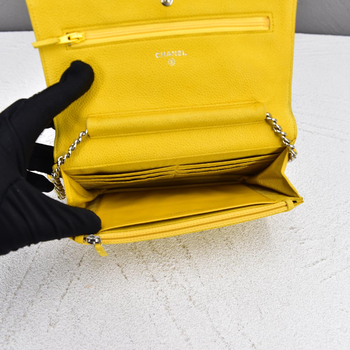 Chanel null Leather Crossbody Bag  h14371 in Fair condition