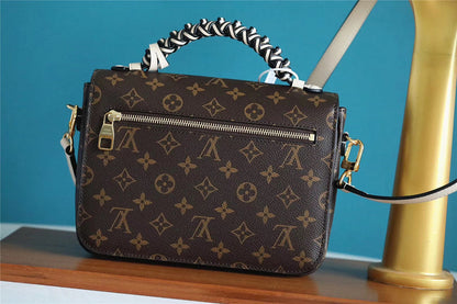 The Franco Shops - Louis Vuittons  - 7663