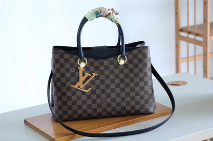 The Franco Shops - Louis Vuittons  - 7817