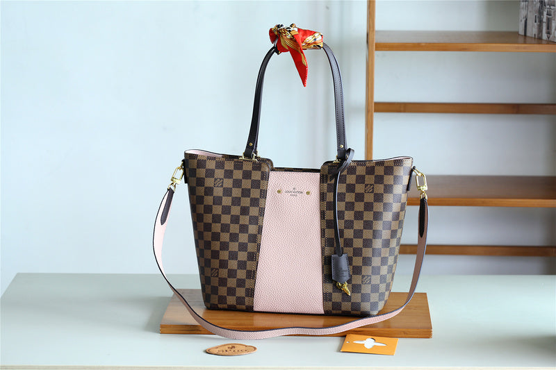 The Franco Shops - Louis Vuittons  - 7902