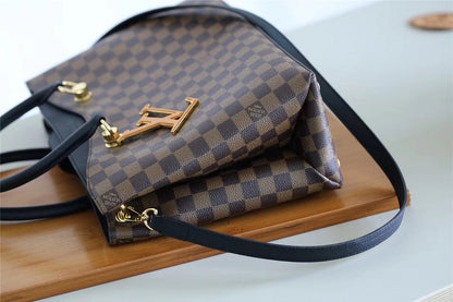 The Franco Shops - Louis Vuittons  - 7817
