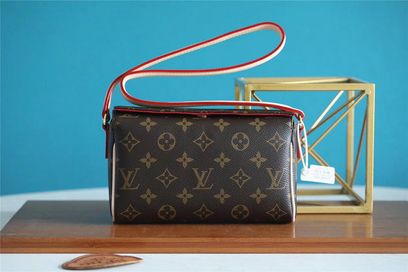 The Franco Shops - Louis Vuittons  - 7729