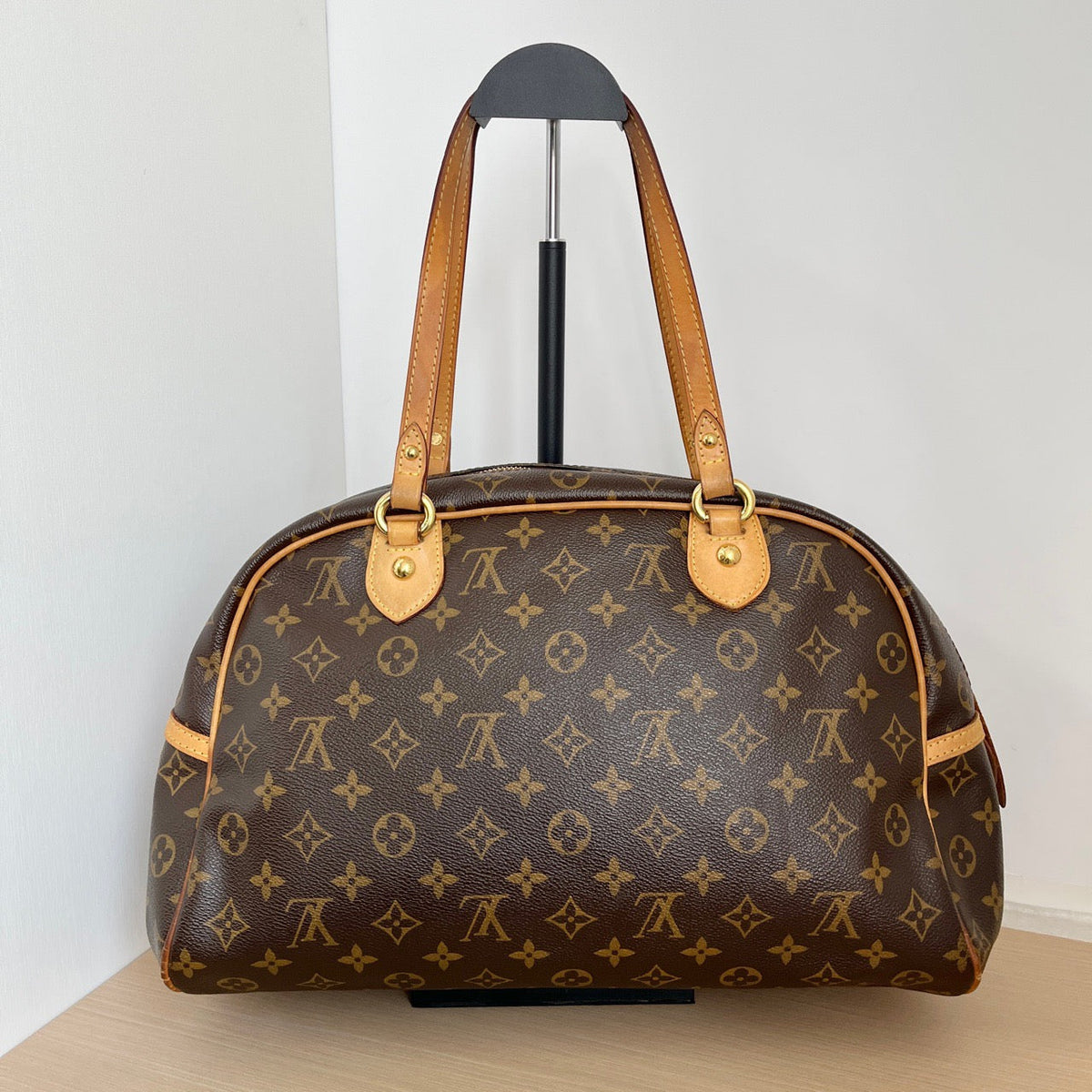 LOUIS VUITTON<br>Shoulder Bag