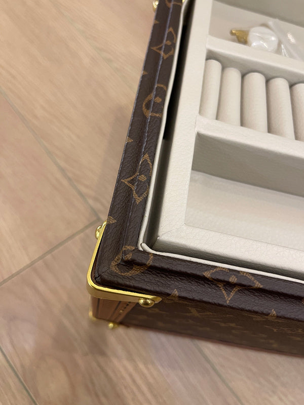 Franco Shops - Louis Vuittons  - 9504