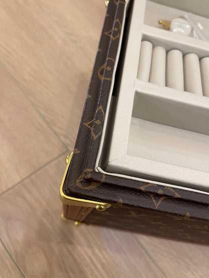 Franco Shops - Louis Vuittons  - 9504