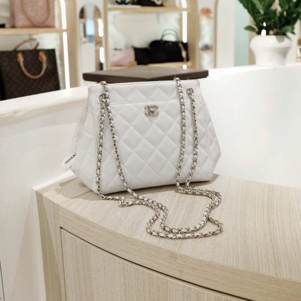 Chanel vintage caviar chain bag