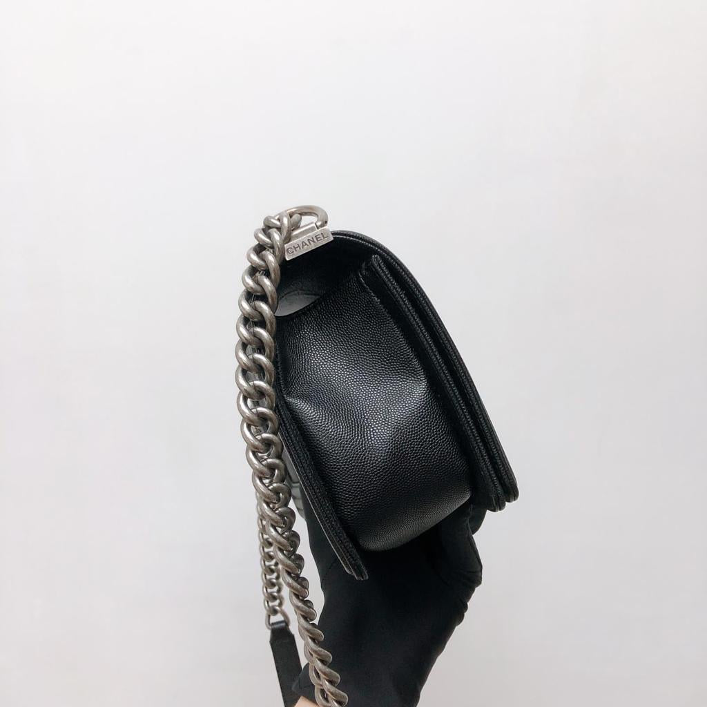 Le Boy Old Medium Caviar Black RHW