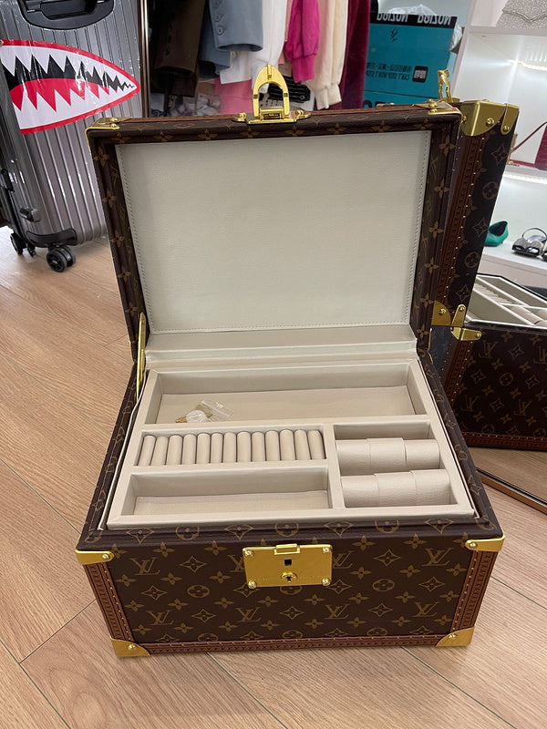 Franco Shops - Louis Vuittons  - 9504