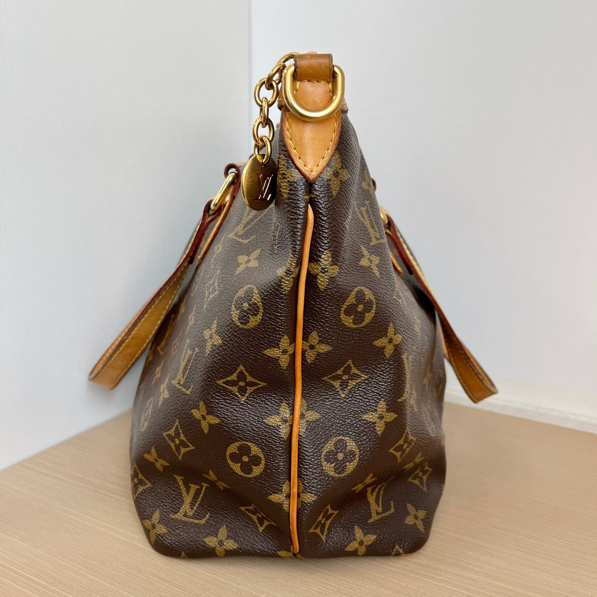LOUIS VUITTON<br>Shoulder Bag