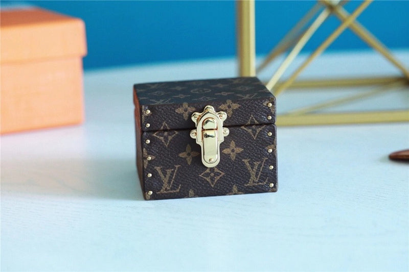 Franco Shops - Louis Vuittons  - 9526