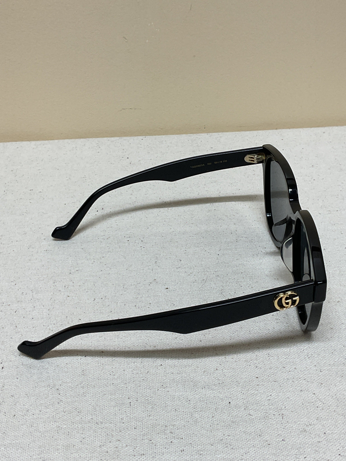 Sunglasses Luxury Designer By Gucci In Black & Gold