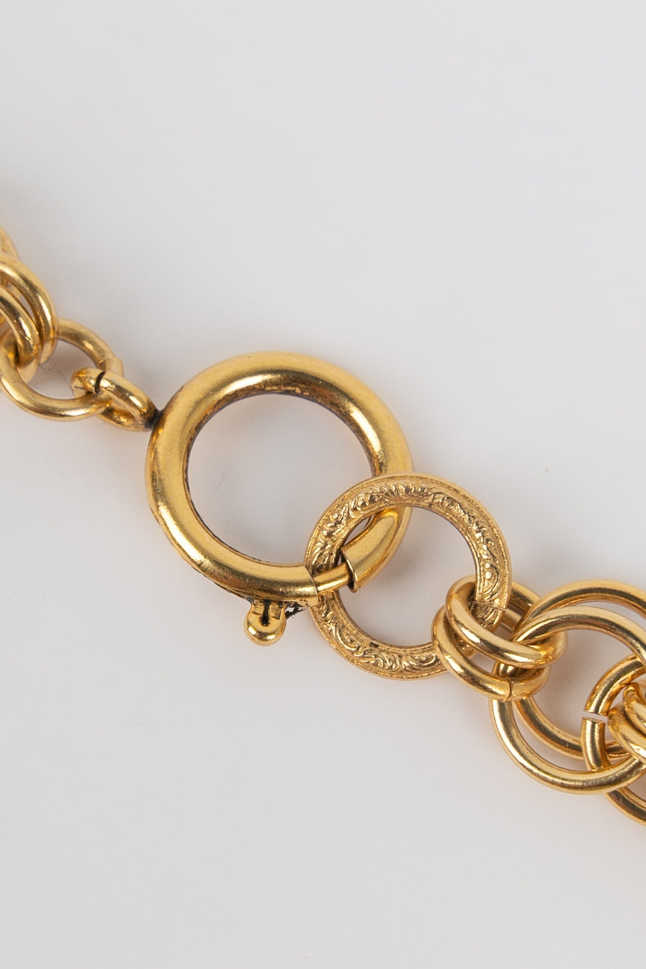 Collier doré Chanel
