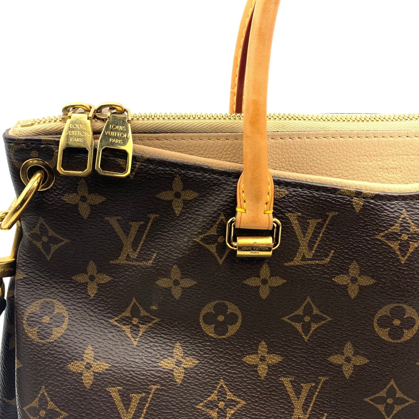 Handbag Luxury Designer By Louis Vuitton  Size: Medium