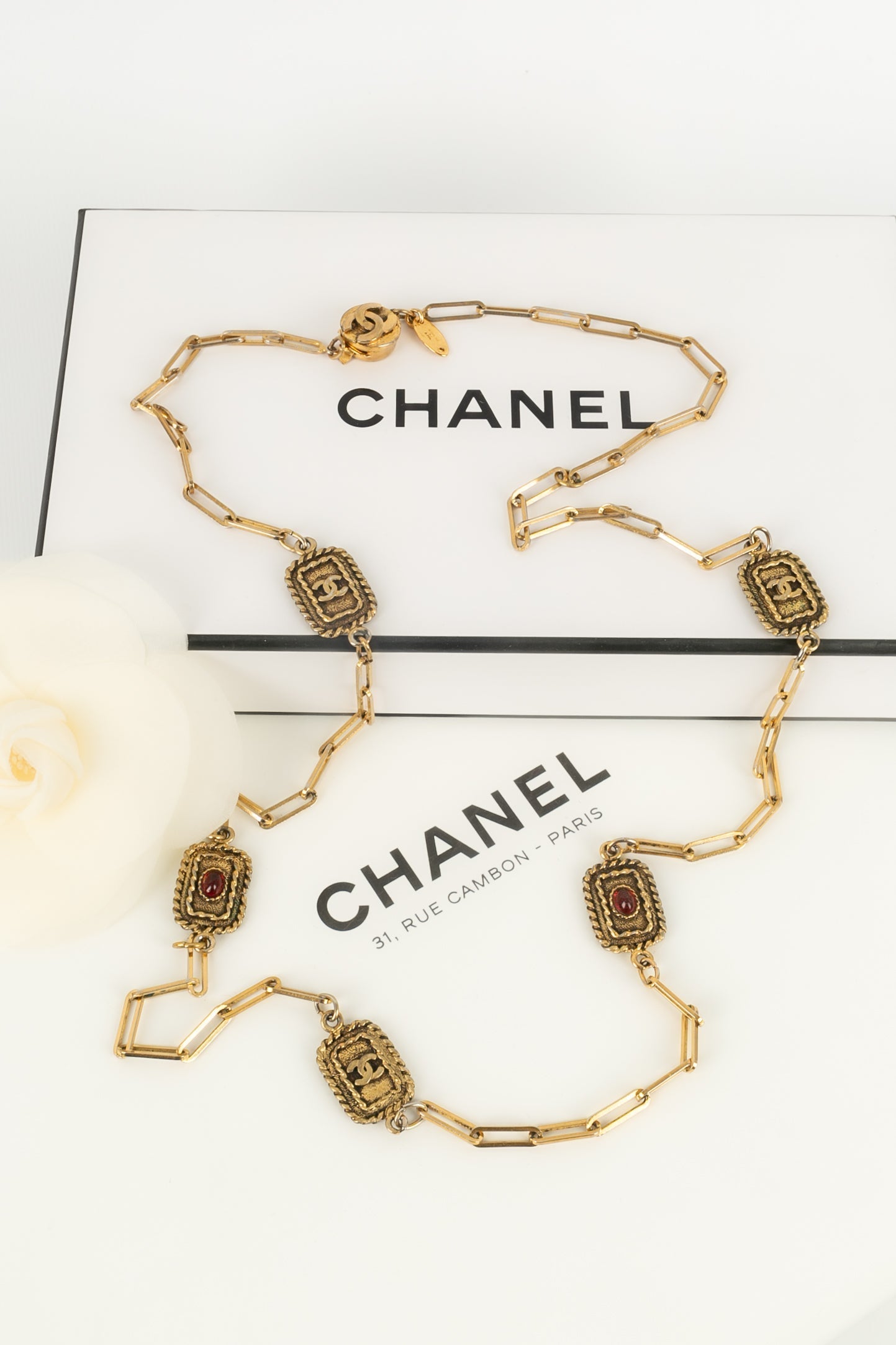 Collier doré Chanel 1984