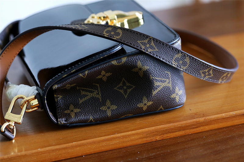 The Franco Shops - Louis Vuittons  - 7862