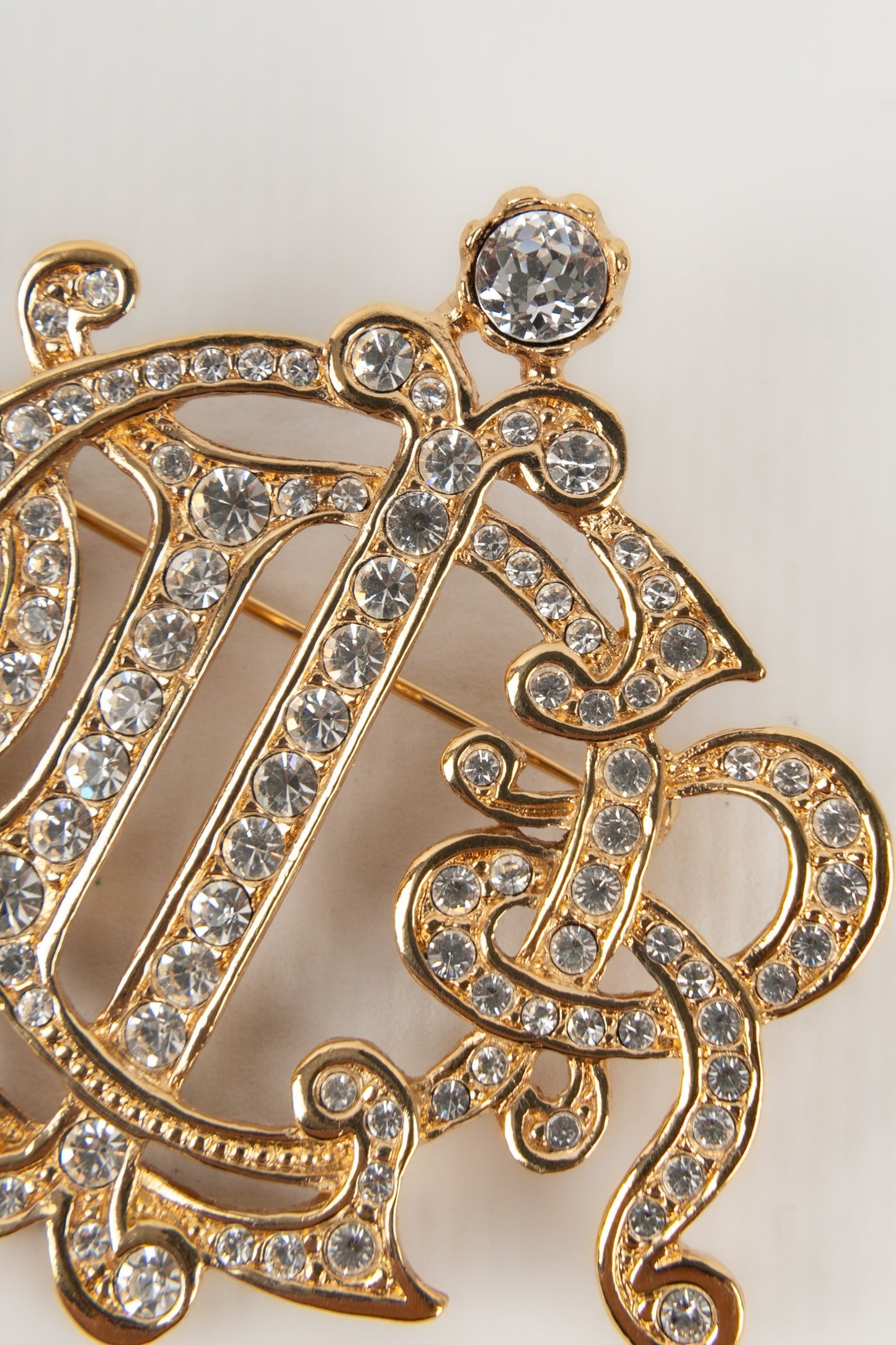Broche dorée Dior