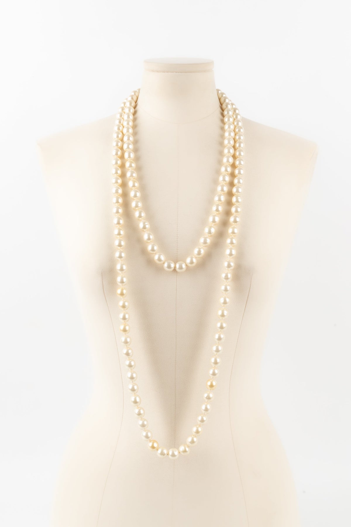 Collier / sautoir de perles nacrées Chanel