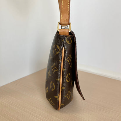 LOUIS VUITTON<br>Shoulder Bag