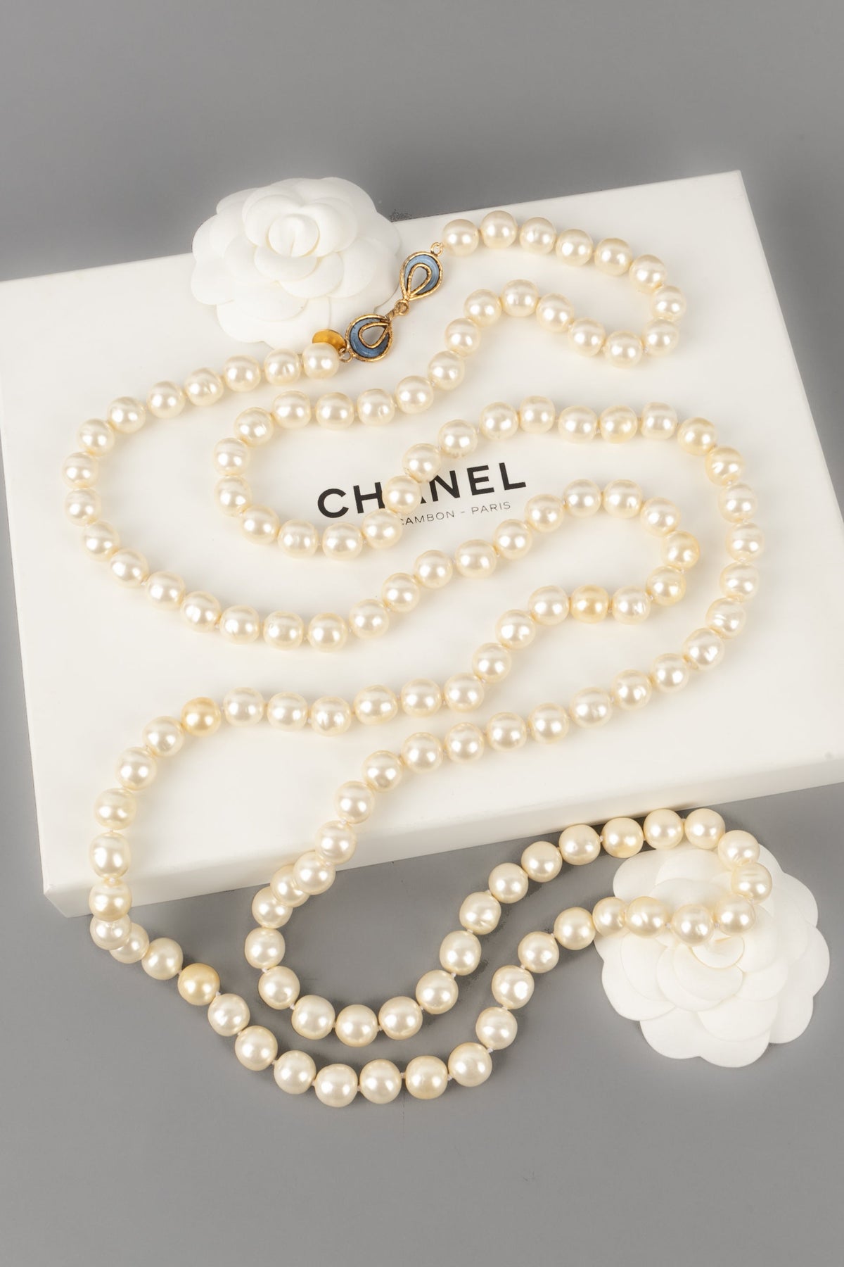 Collier / sautoir de perles nacrées Chanel
