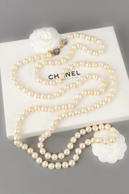 Collier / sautoir de perles nacrées Chanel