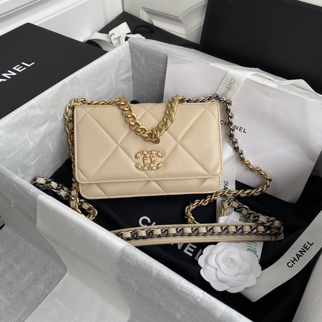 CHANEL 19 Wallet on chain WOC beige