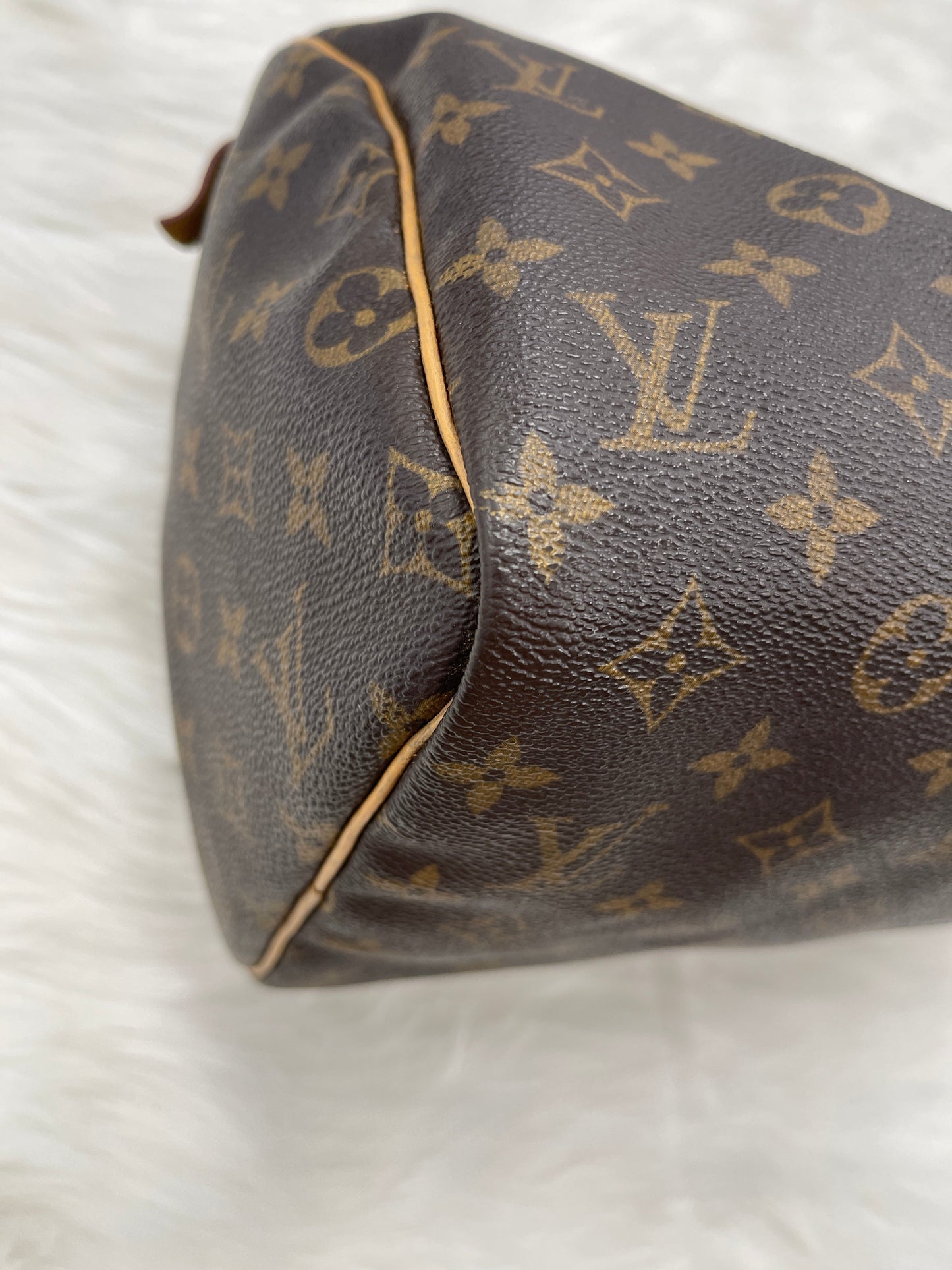 Handbag Luxury Designer By Louis Vuitton  Size: Medium