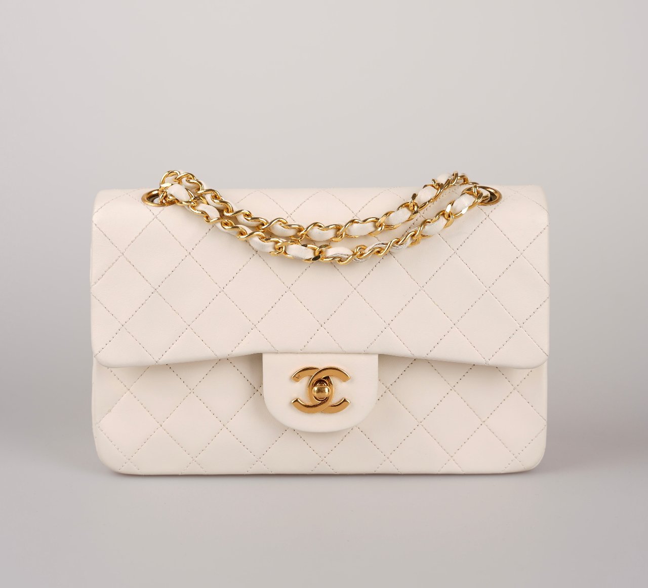 Chanel Medium Vintage White Classic Double Flap Bag in Lambskin with gold hardware