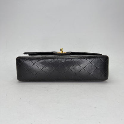 Classic Medium Vintage Shoulder Bag in Lambskin, Gold hardware