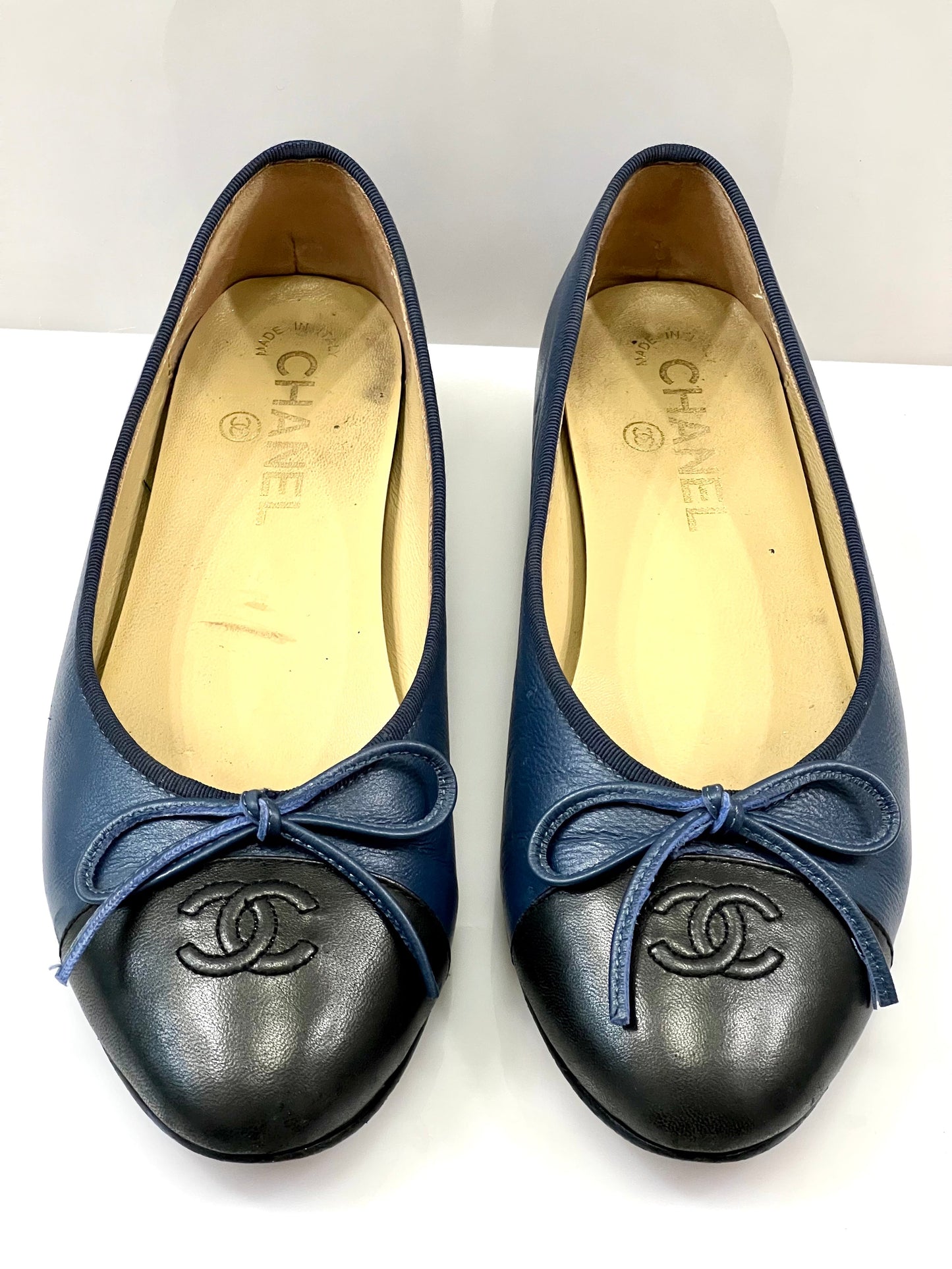 CHANEL CC LEATHER BALLET FLATS