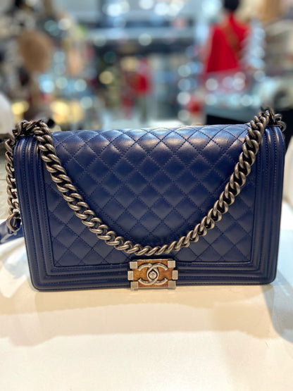 CHANEL QUILTED CALFSKIN NEW MEDIUM BOY FLAP BAG