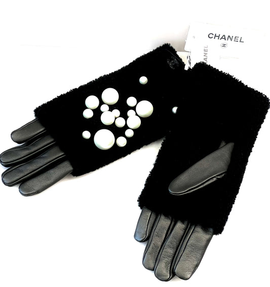 CHANEL CC PEARL LAMBSKIN LEATHER & SHEARLING GLOVES