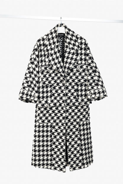 Chanel AW/19 Runway White & Black Houndstooth Wool-Tweed Coat
