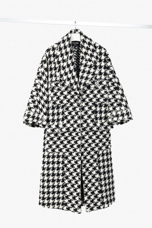 Chanel AW/19 Runway White & Black Houndstooth Wool-Tweed Coat