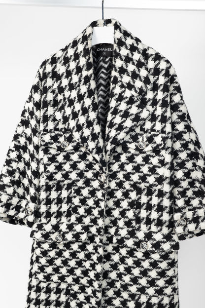 Chanel AW/19 Runway White & Black Houndstooth Wool-Tweed Coat