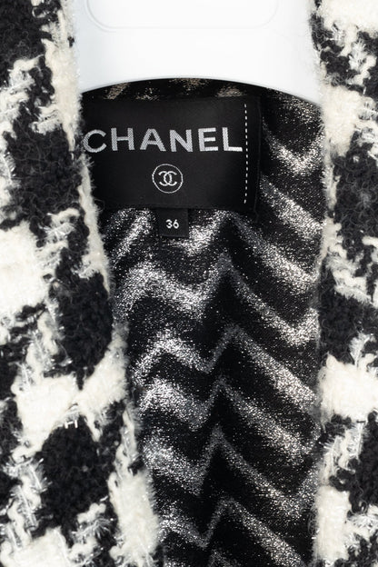Chanel AW/19 Runway White & Black Houndstooth Wool-Tweed Coat