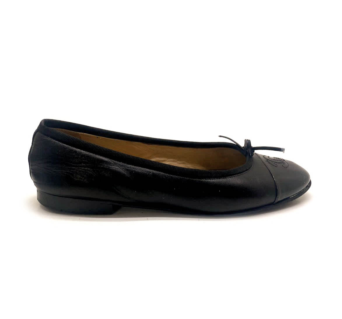 CHANEL CC CAP TOE LEATHER BALLET FLATS