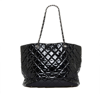 Chanel CC Charm Quilted Patent Leather Tote Bag (SHG-Ctv5c8)