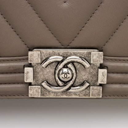 Chanel Chevron Calfskin Medium Boy Bag (SHF-kVlJep)