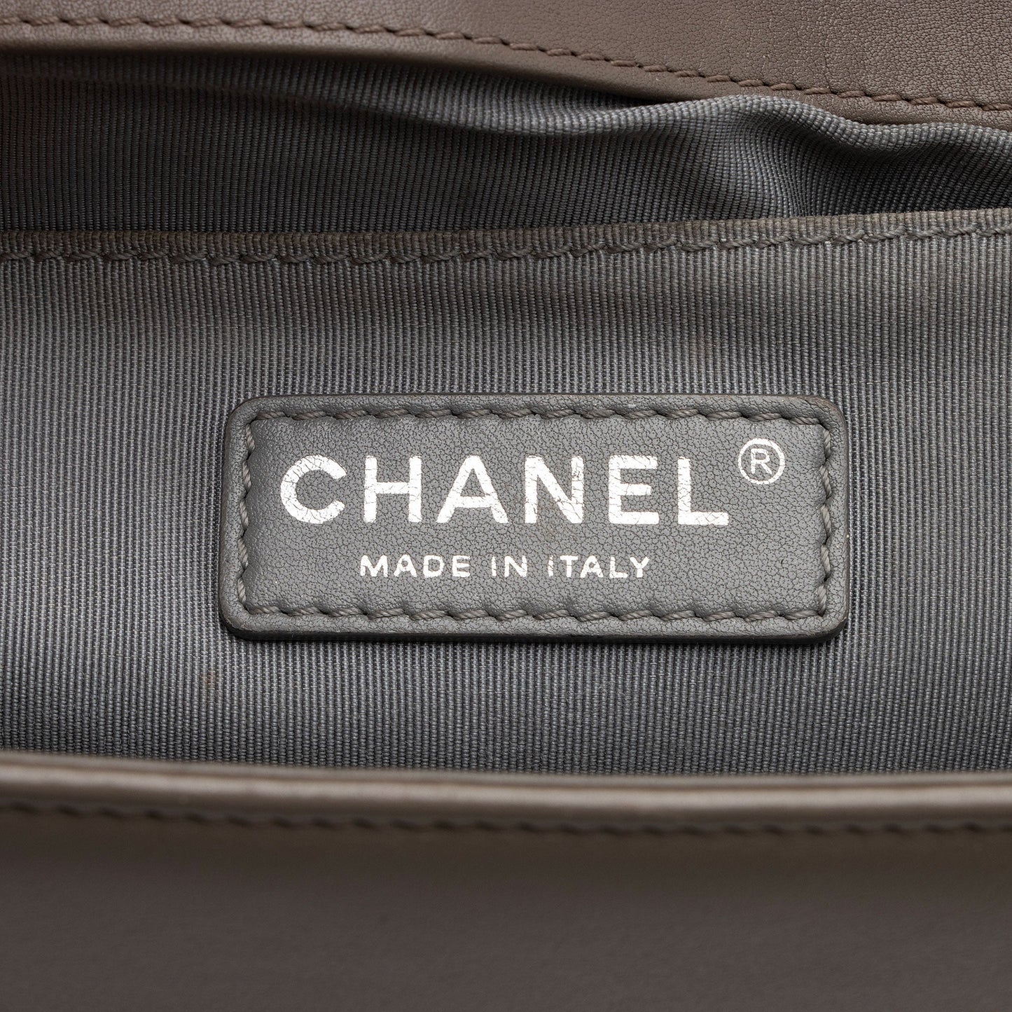 Chanel Chevron Calfskin Medium Boy Bag (SHF-kVlJep)