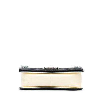 Chanel Medium Bicolor Lambskin Boy Flap (SHG-qI2Oyf)