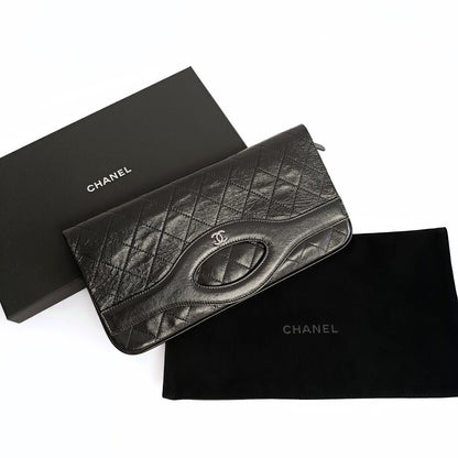 Chanel Chanel Clutch handbag in matelassé black leather - '10s