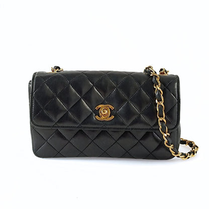 Chanel borsa a tracolla Mini Matelasse in pelle di agnello nera
