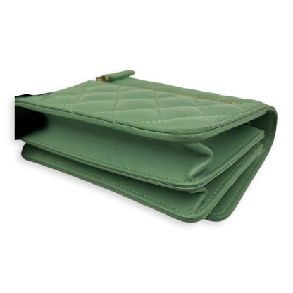 CC Wallet On Chain Green in Lambskin, Gold hardware