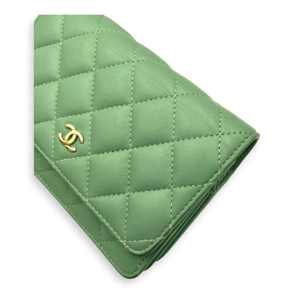 CC Wallet On Chain Green in Lambskin, Gold hardware