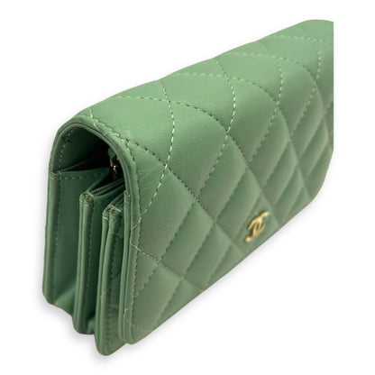CC Wallet On Chain Green in Lambskin, Gold hardware