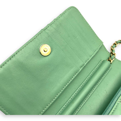 CC Wallet On Chain Green in Lambskin, Gold hardware