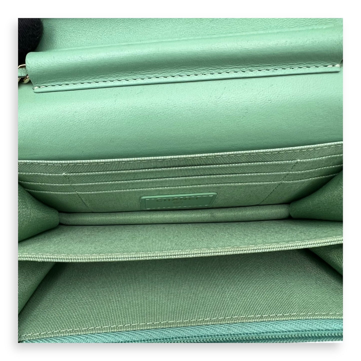 CC Wallet On Chain Green in Lambskin, Gold hardware