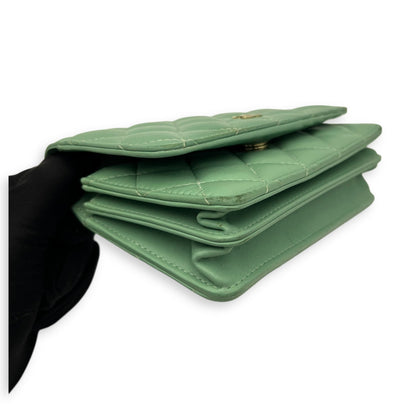 CC Wallet On Chain Green in Lambskin, Gold hardware